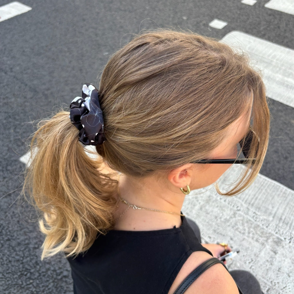 Mono Flora Scrunchie