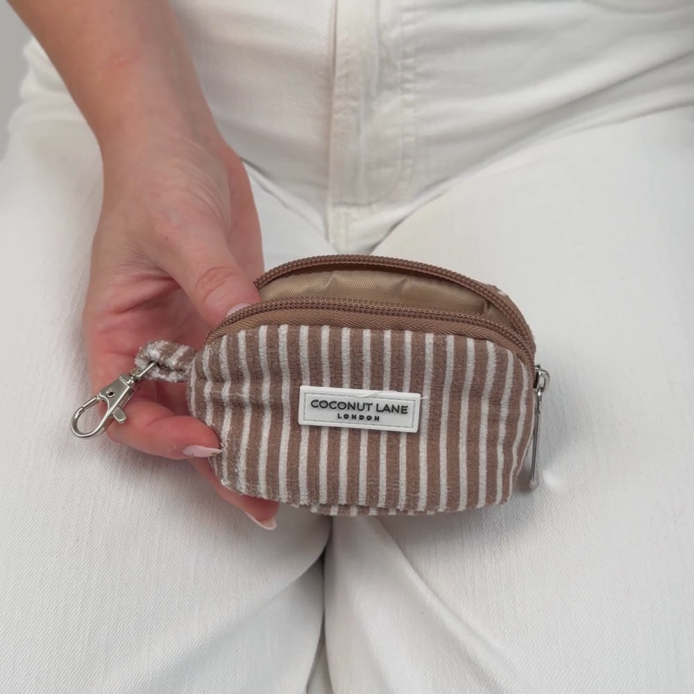 video showing how many items can fit in the keyring bag