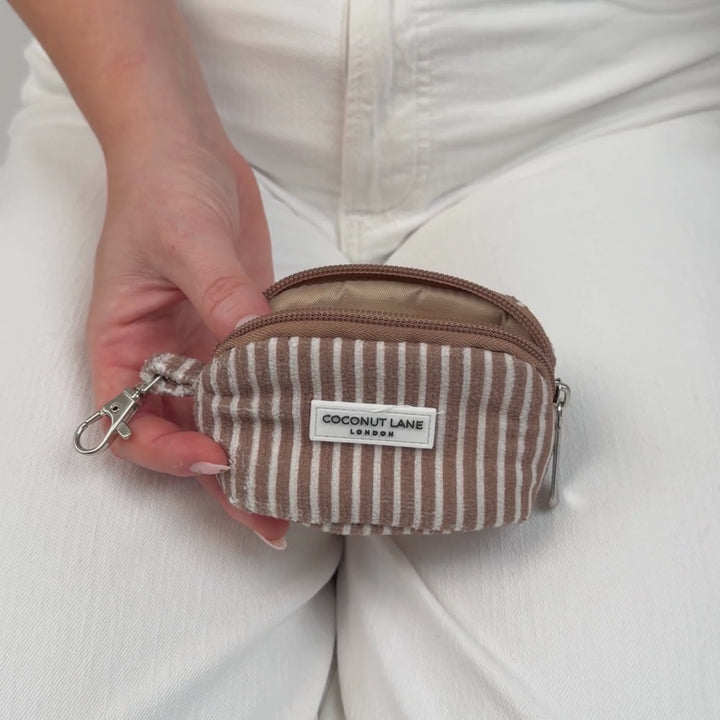 video showing how many items can fit in the keyring bag